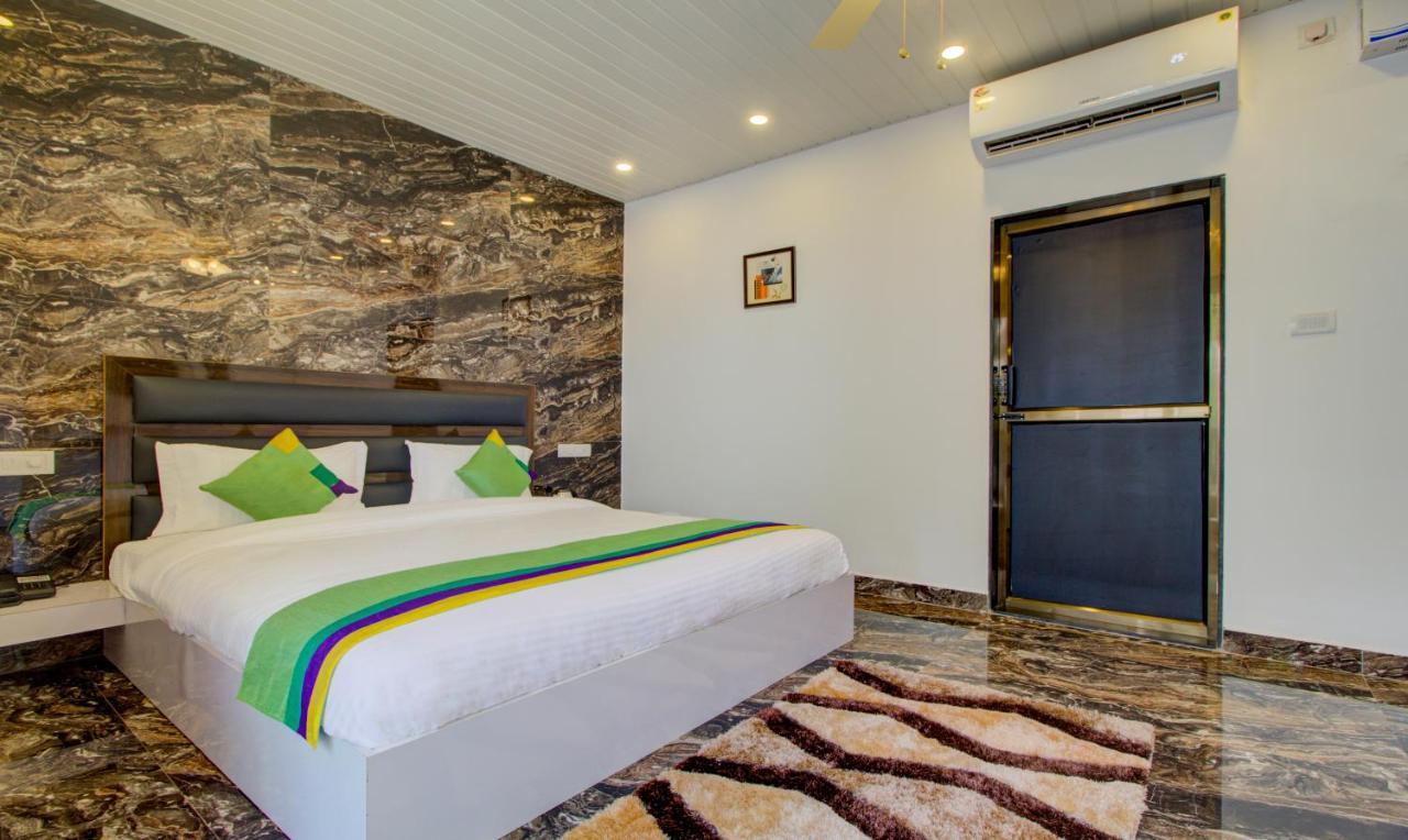 Treebo Code Red Hotel Morjim Exterior photo