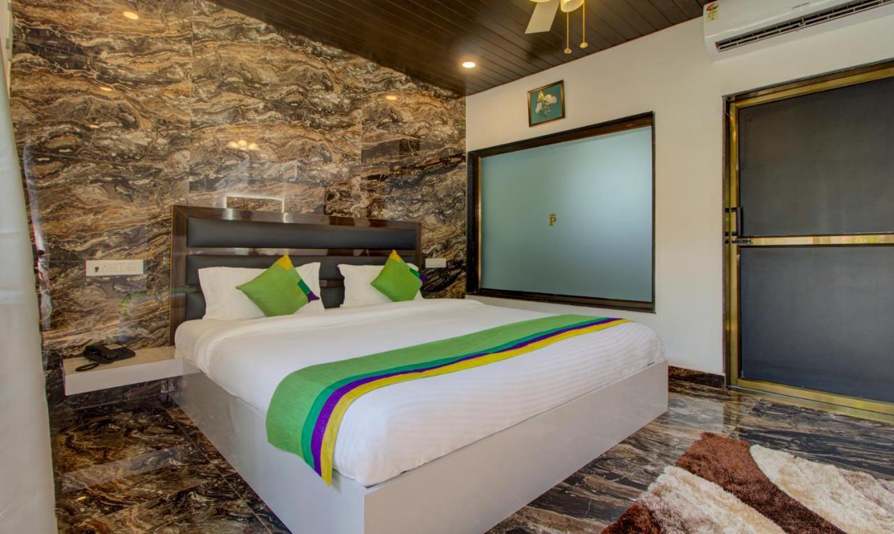 Treebo Code Red Hotel Morjim Exterior photo