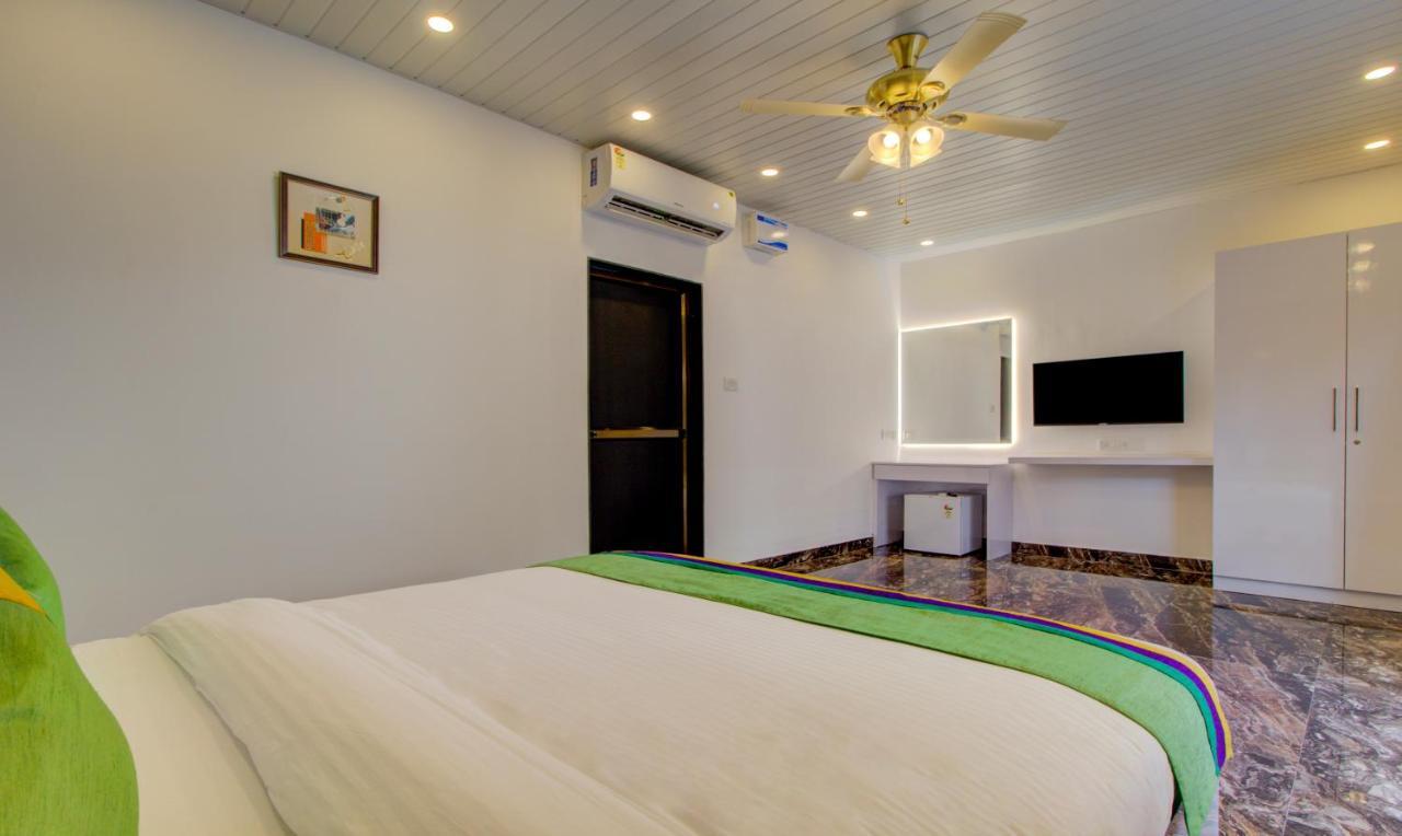 Treebo Code Red Hotel Morjim Exterior photo