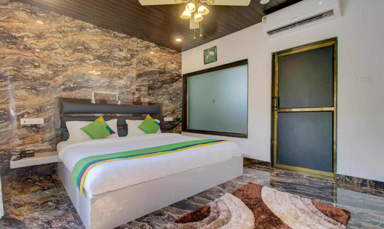 Treebo Code Red Hotel Morjim Exterior photo